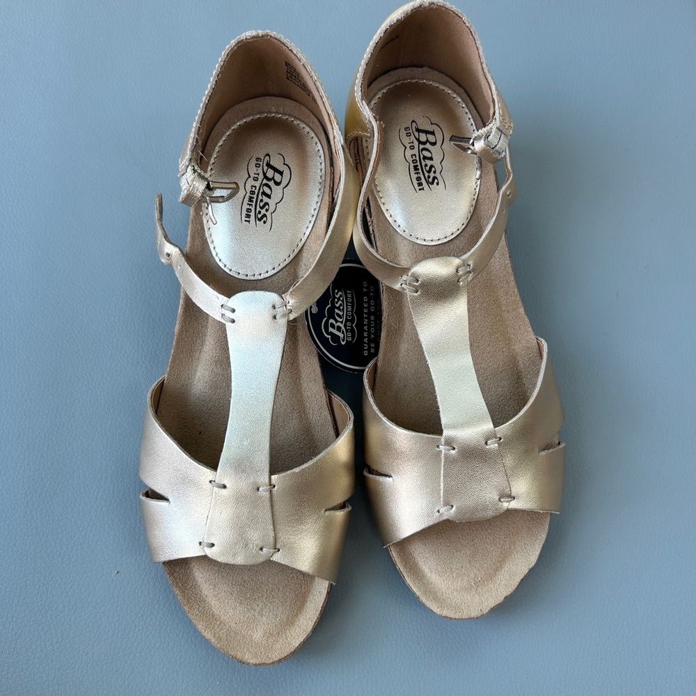 NWOB - Bass Gold Strappy Sandals Size 6 Wedge